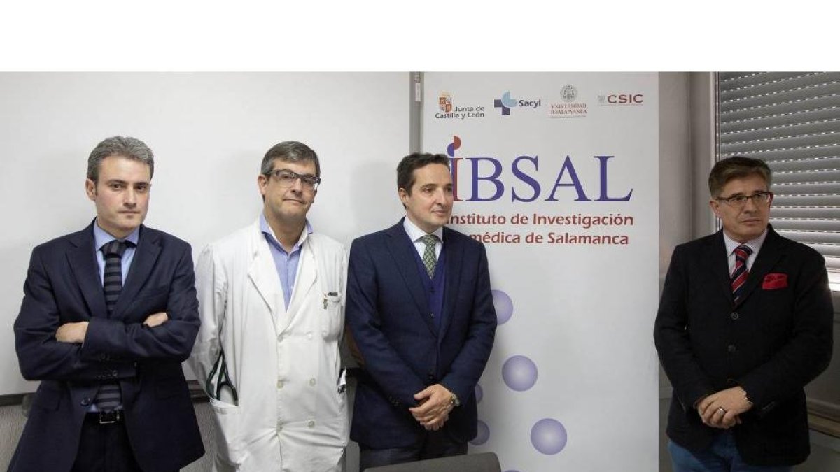 El gerente del Complejo Asistencial de Salamanca, Rafael López Iglesias (D), el jefe de Cardiología, Pedro Luis Sánchez, el director científico del IBSAL (2 I), Rogelio González Sarmiento (I), y el vicerrector de Investigación y Transferencias de la Usal,-Ical