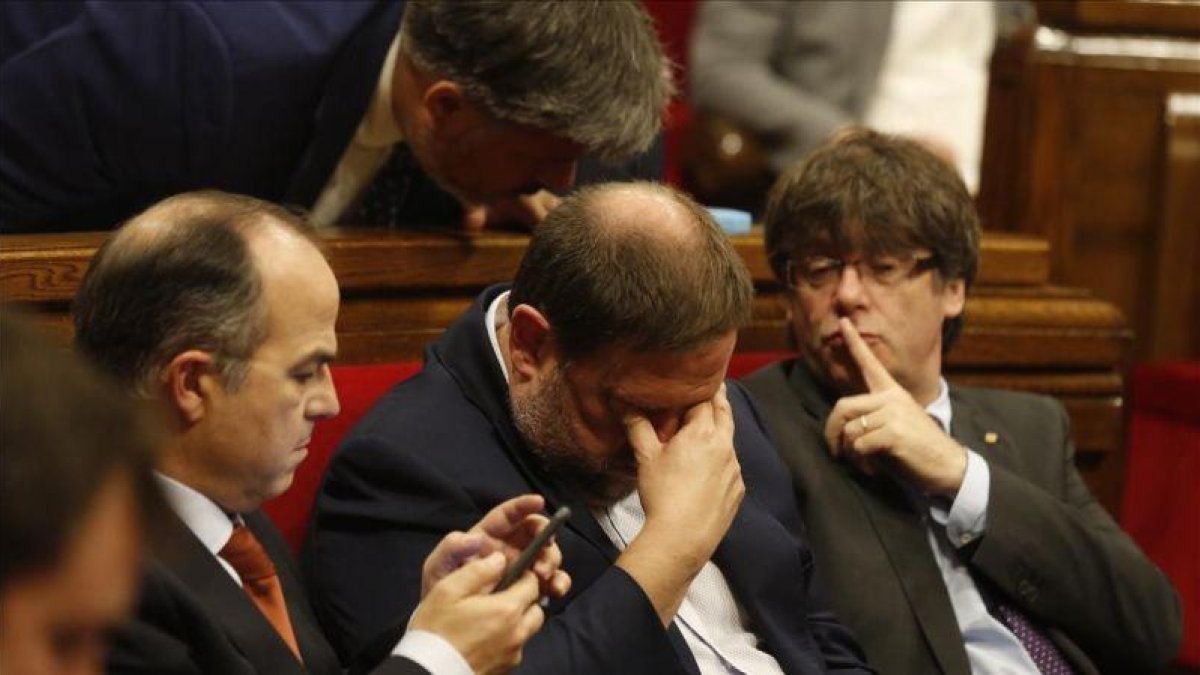 Carles Puigdemont, Oriol Junqueras y Jordi Turull, durante el pleno de la ley de ruptura en el Parlament.-JULIO CARBÓ