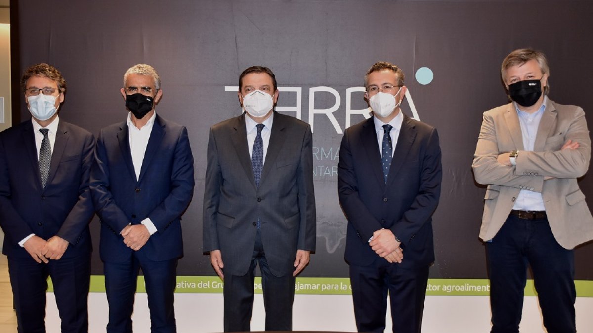 Presidente y directivos de Cajamar junto al ministro Luis Planas y el secretario general de Agricultura y Alimentación, Fernando Miranda, en la presentación de Plataforma Tierra. / EL MUNDO