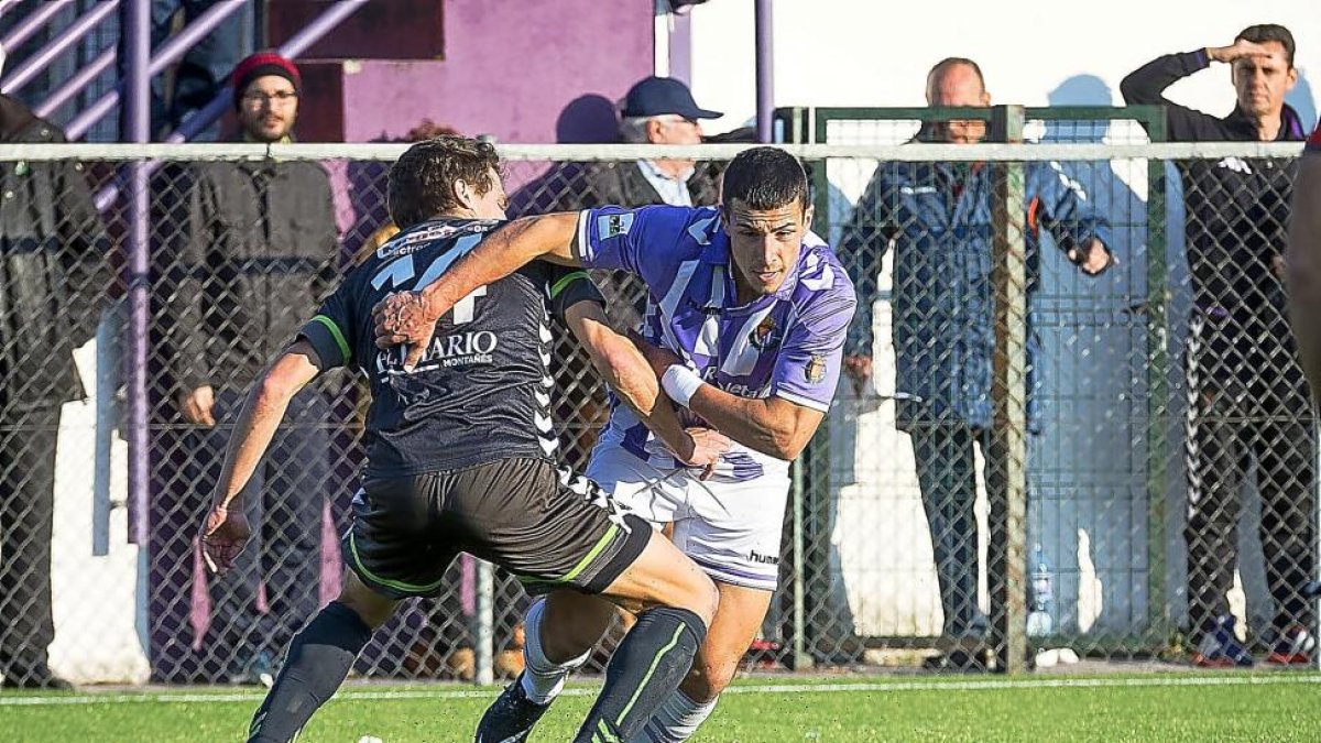 Mayoral regatea a Beobide antes de chutar en su gol al Racing.-MIGUEL ÁNGEL SANTOS