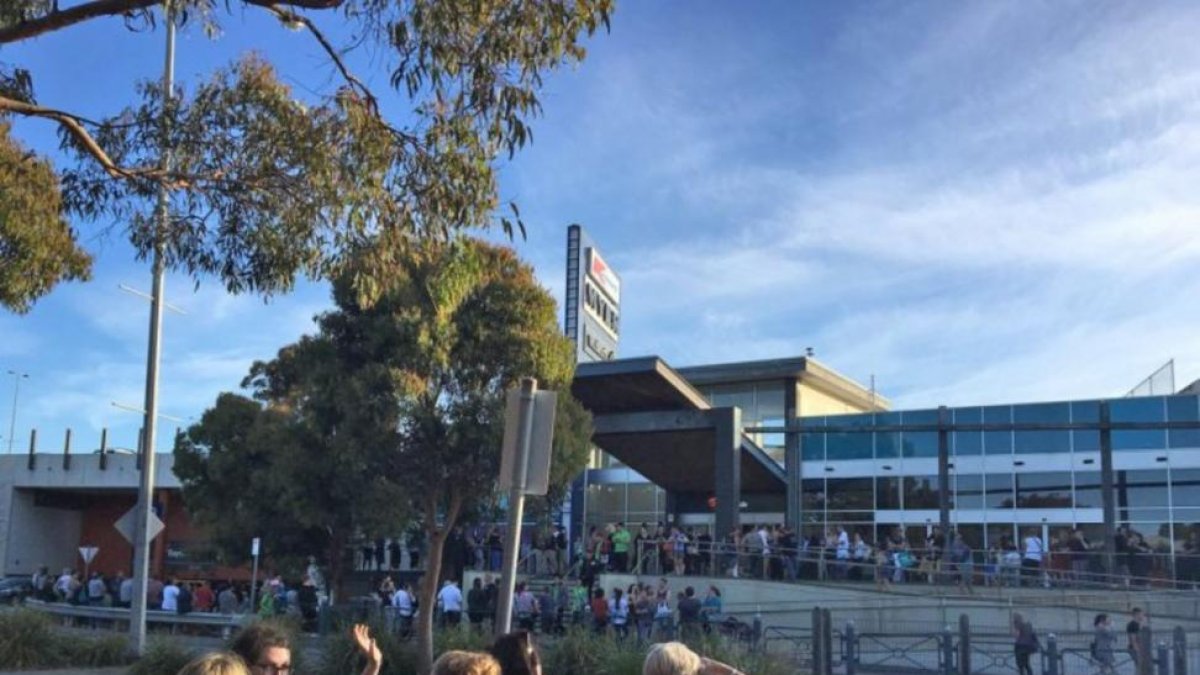 Ciudadanos frente al centro comercial evacuado en Frankston, al sur de Melbourne.-PERIODICO (TWITTER / @JUSTGEORGE2016)