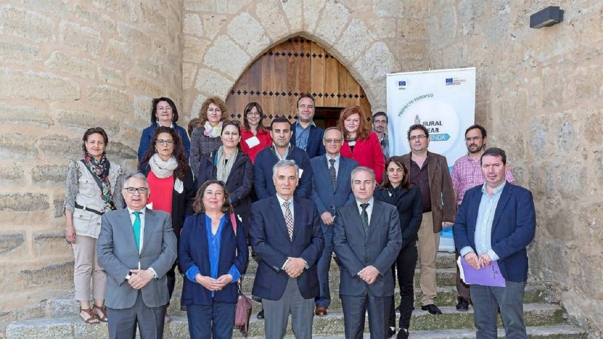 El diputado de área de la Diputación, Artemio Domínguez, junto a representantes de los diferentes países.-El Mundo