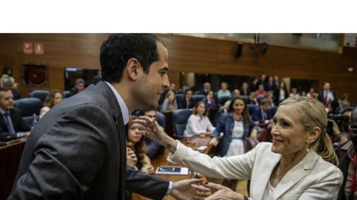 La candidata del PP, Cristina Cifuentes, saluda al candidato de Ciudadanos, Ignacio Aguado, este miércoles, en la Asamblea de Madrid.-Foto: EFE/ EMILIO NARANJO