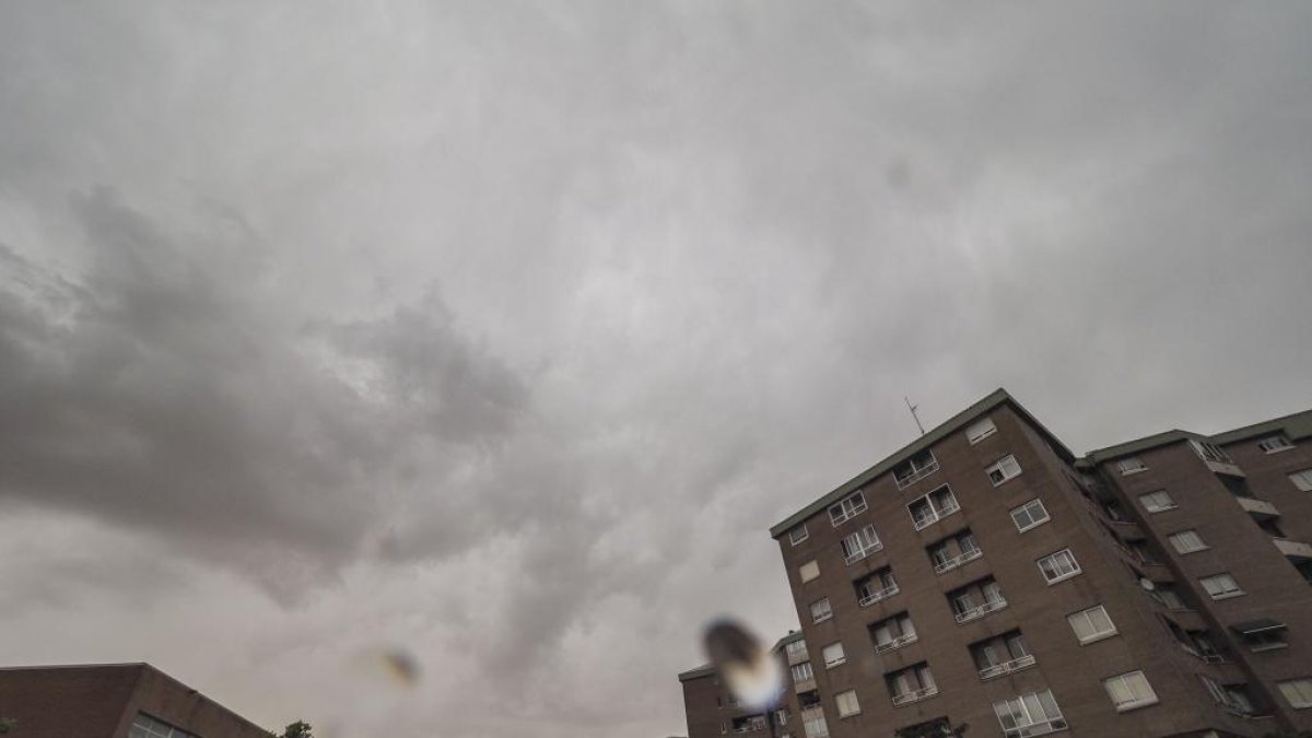 Tormenta sobre Valladolid desde Parquesol.- PHOTOGENIC