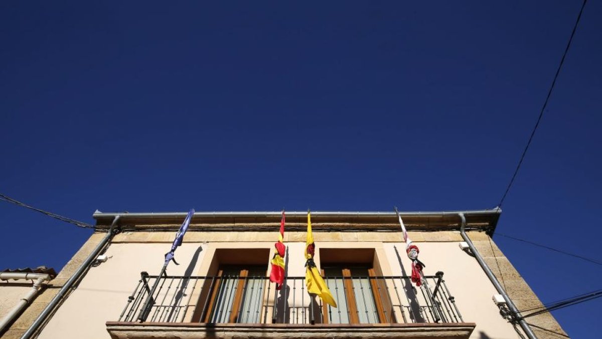Ayuntamiento de Valleruela de Pedraza (Segovia), con el balcón con los crespones negros en las banderas.-ICAL