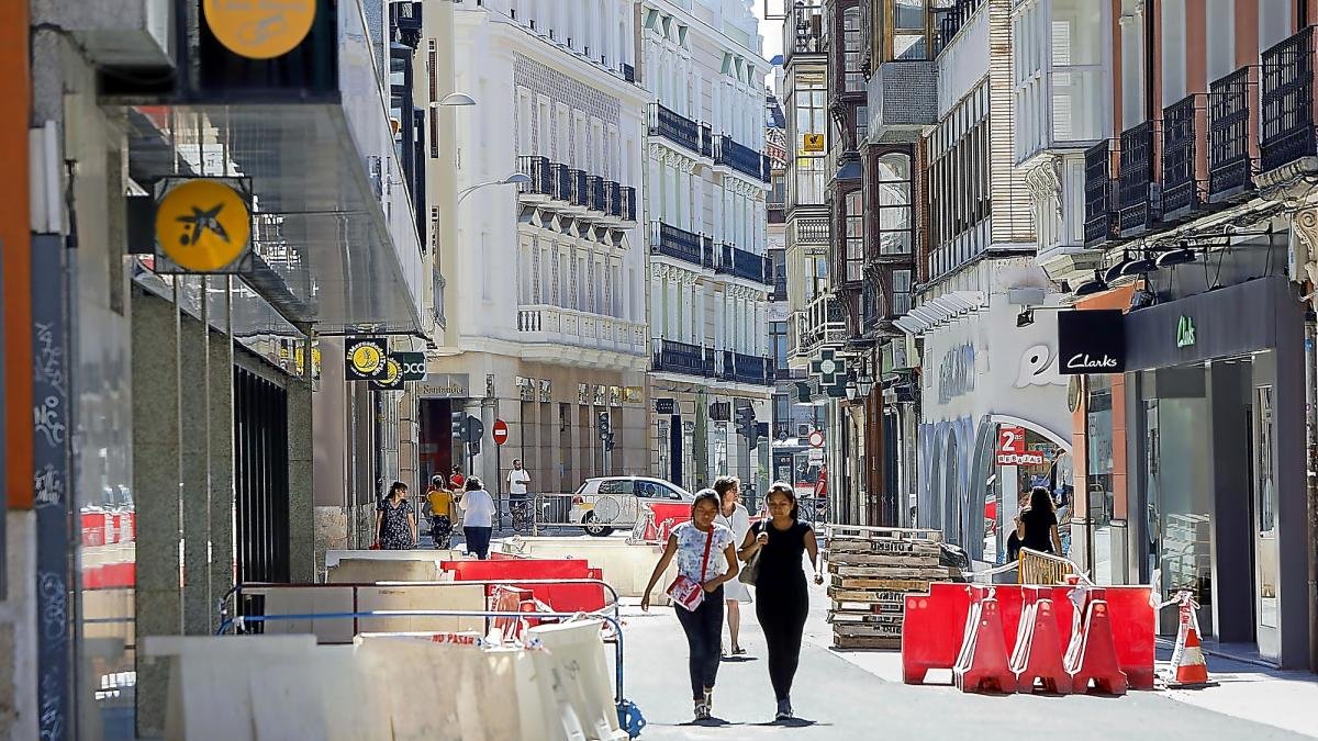 La calle Regalado, ayer, a punto de finalizar las obras.-J.M. LOSTAU