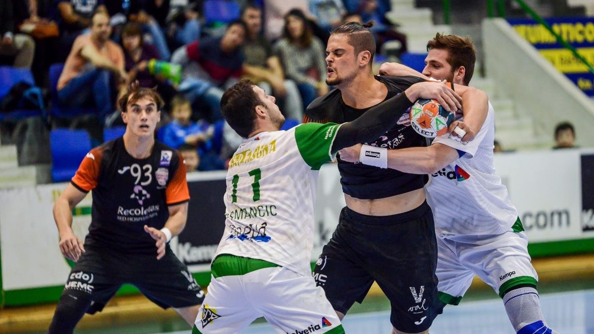 Rubén Río es parado en su penetración por jugadores de Anaitasuna.-PHOTO-DEPORTE