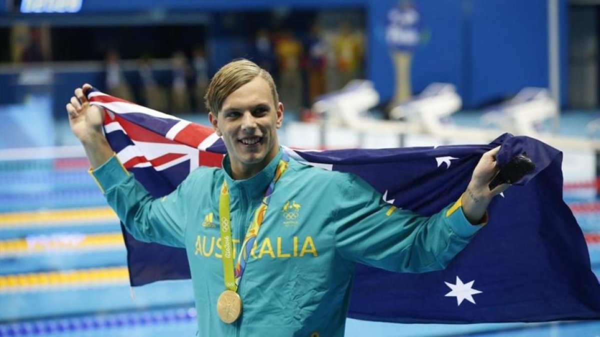 Kyle Chalmers, con la medalla de oro de los 100 metros.-EFE / ESTEBAN BIBA