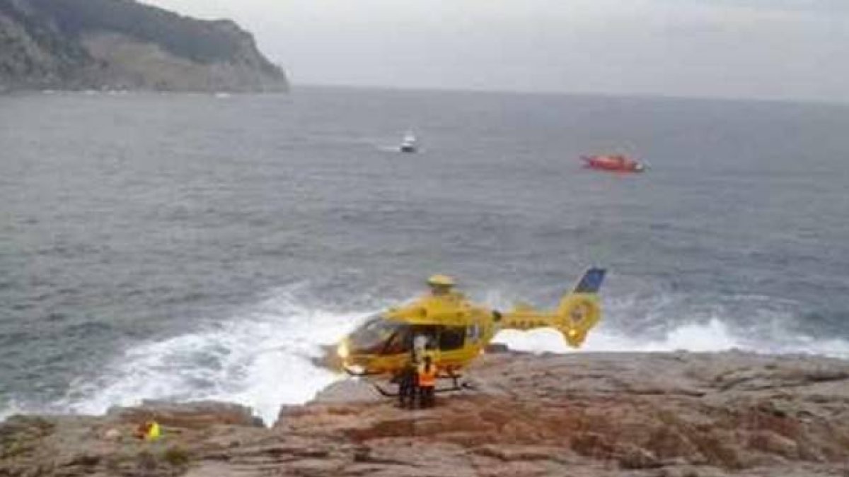 El helicóptero en el que fue trasladado el niño, en el momento del rescate-ADN