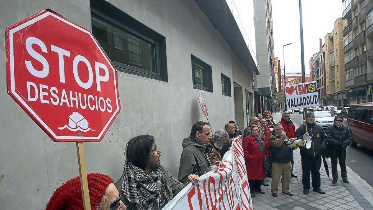 Concentración contra los desahucios en Valladolid, en una imagen de archivo.-ICAL