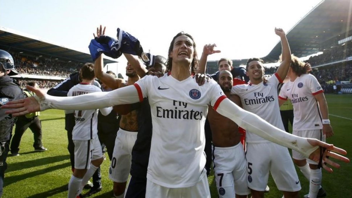Edinson Cavani (en primer término) y el resto de jugadores del PSG celebran el título de Liga conquistado tras golear al Troyes (0-9).-EFE / YOAN VALAT