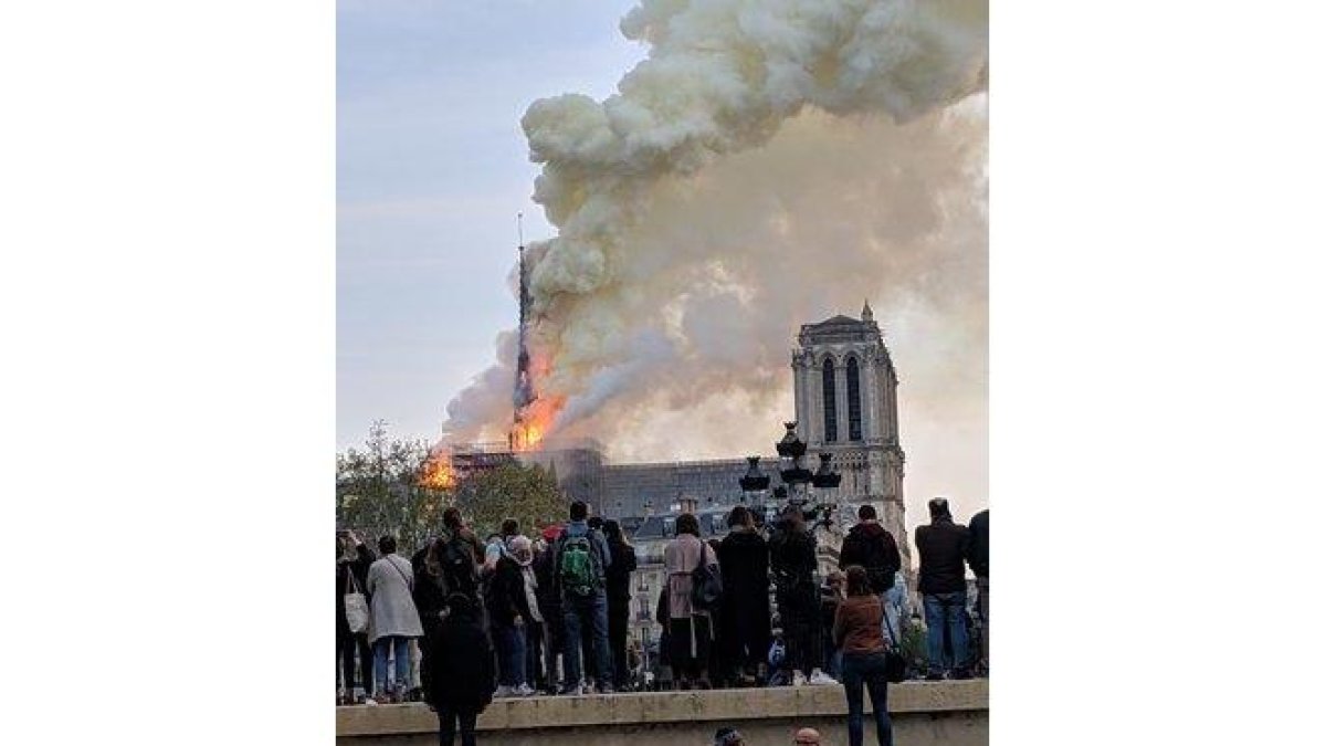 Incendio en Notre Dame.-LAURA JANÉ