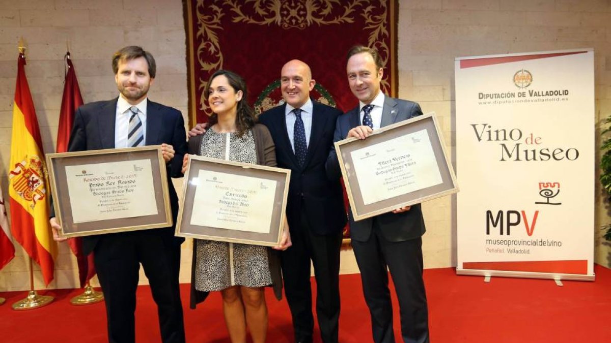 El presidente de la Diputación vallisoletana, Jesús Julio Carnero (2D), posa con los galardonados con los Premios 'Vino XV Aniversario 2015' Fernando Rodríguez, de Bodega Prado Rey (I), Adriana Ulibarri, de Bodega del Abad del Bierzo, y Marcos Illera, de -Ical