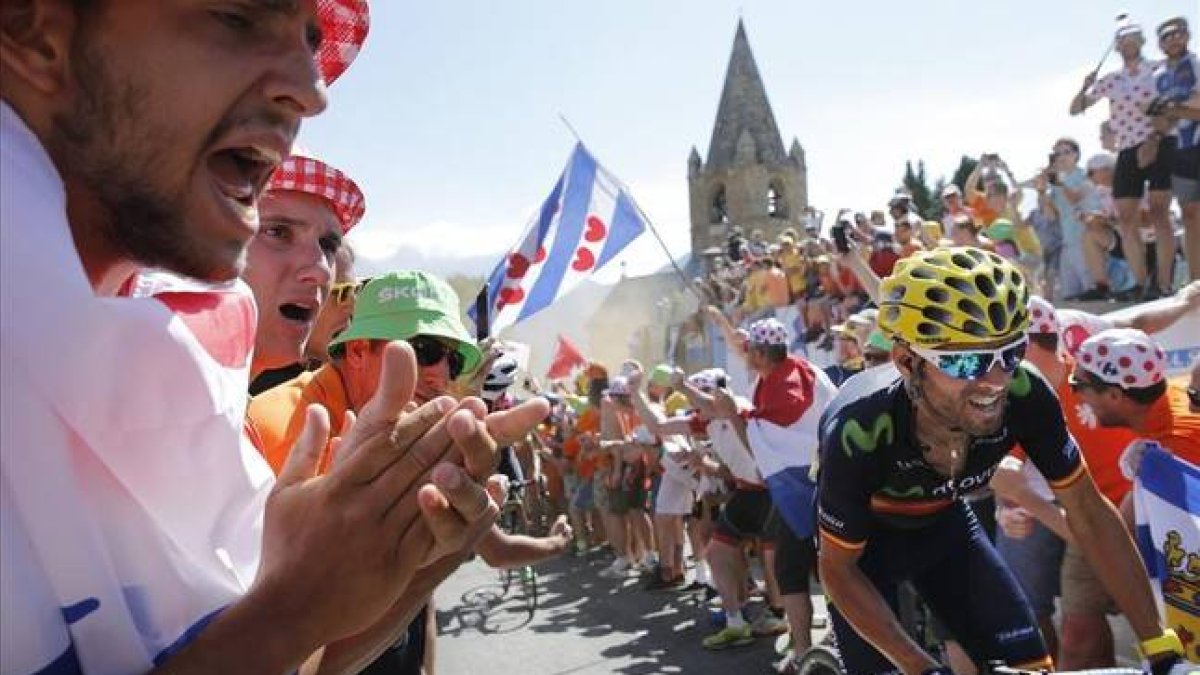Valverde, rodeado de público durante la ascensión a Alpe d'Huez.-Foto: AP / LAURENT CIPRIANI