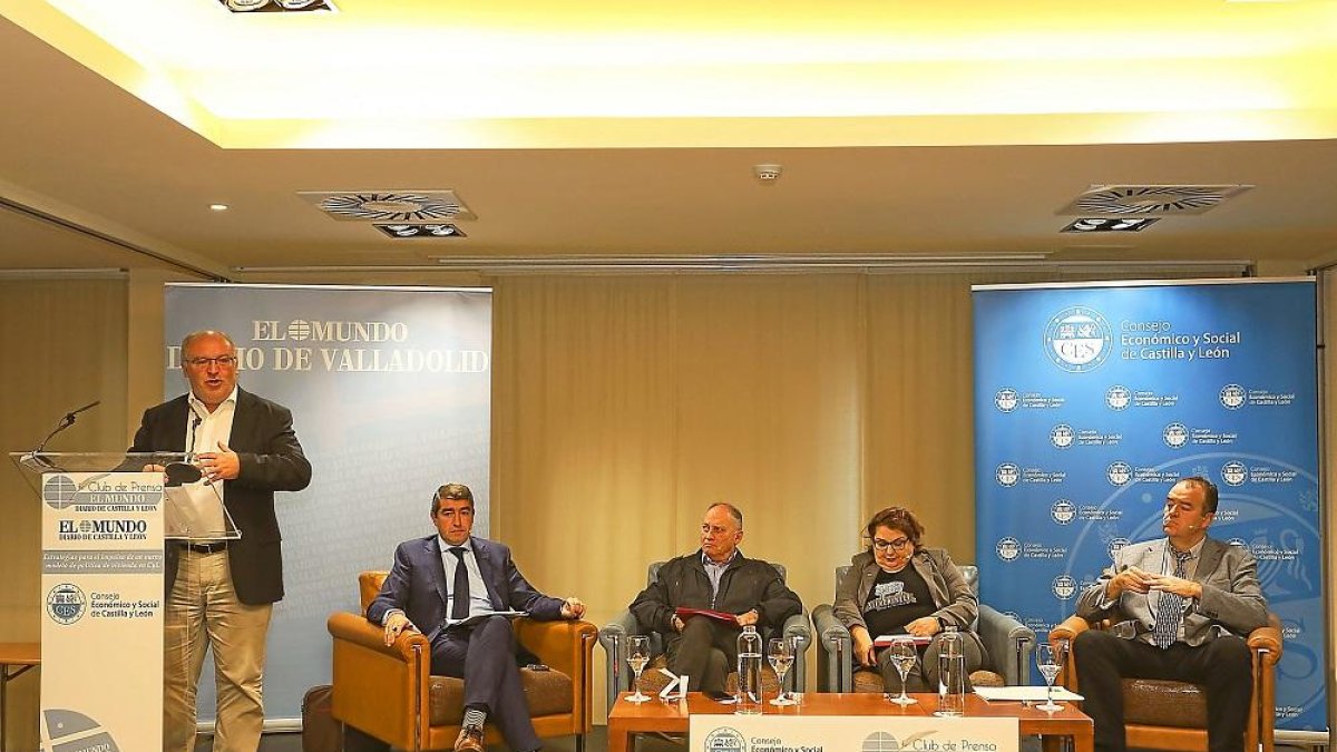 José Luis de las Rivas durante la exposición del informe en el Club de Prensa de EL MUNDO con Pablo Lago, Faustino Temprano, Inmaculada de Pablo y Juan Manuel Gómez.-MIGUEL ÁNGEL SANTOS (PHOTOGENIC)