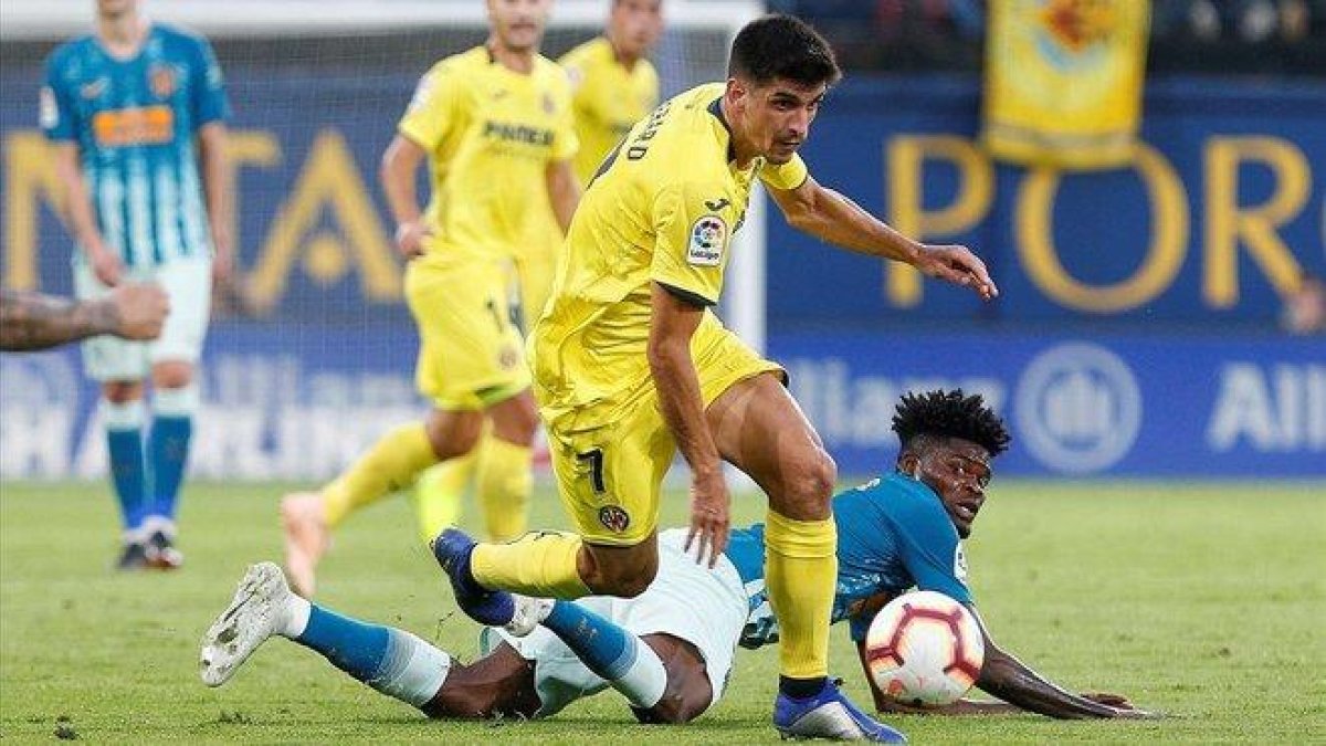 Gerard Moreno se lleva el balón ante el rojiblanco Thomas Partey.-EFE / MIGUEL ÁNGEL POLO