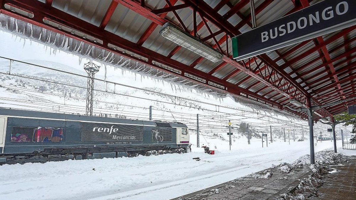 La estación leonesa de Busdongo paralizó el tránsito de trenes por culpa de la nieve.-ICAL