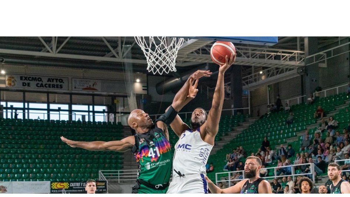 Hasbrouck intenta taponar haciendo falta a Kevin Allen en el Multiusos de Cáceres. / LOF