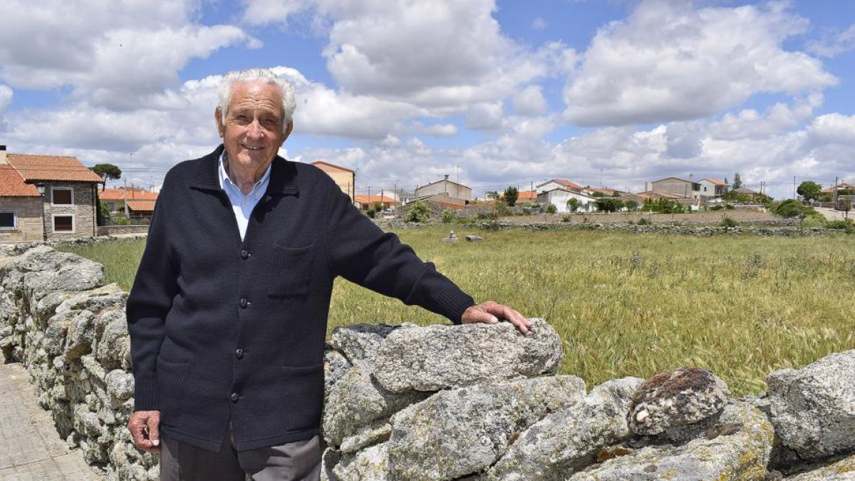El escritor, etnógrafo y profesor Juan Antonio Panero, en un cortino de Carbellino, en Sayago, comarca zamorana a la que ha dedicado décadas de estudio y numerosos libros sobre etnografía y tradiciones.-ARGICOMUNICACIÓN