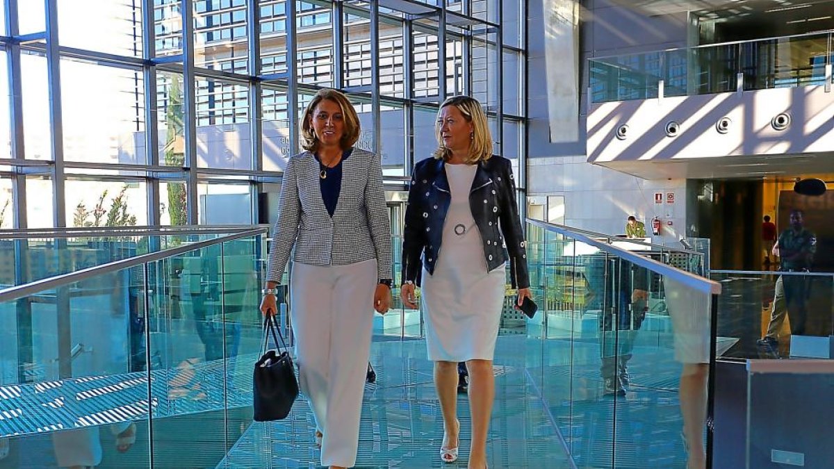 Begoña Cristeto y Pilar del Olmo, poco antes de la presentación.-ICAL
