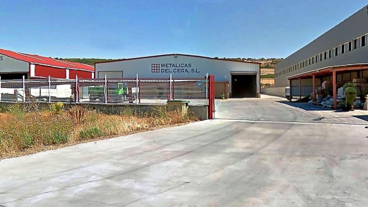 Exterior de la nave de la antigua empresa ‘Metálicas del Cega’, dedicada ahora a ‘compost’ y tierras de jardinería.-GGL SW