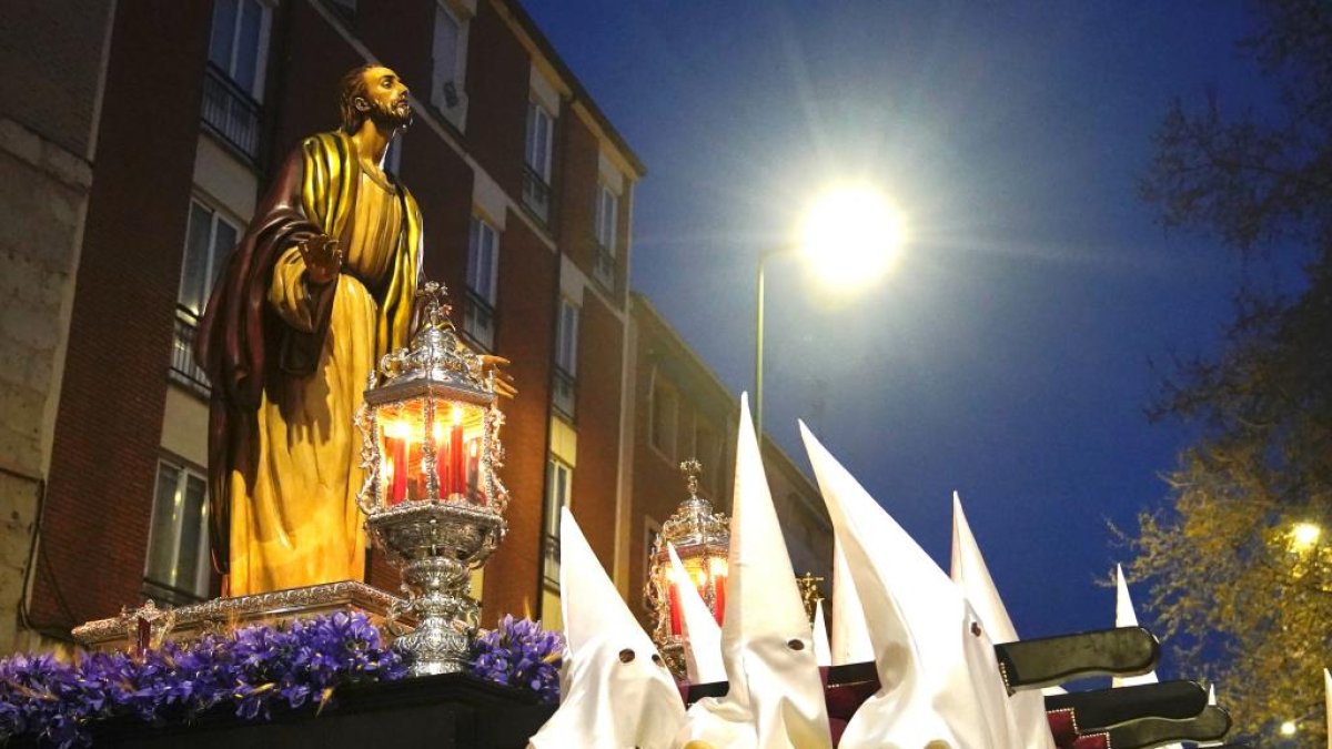 La Procesión de Perdón y Esperanza del Viernes de Dolores en Valladolid.
- J.M. LOSTAU