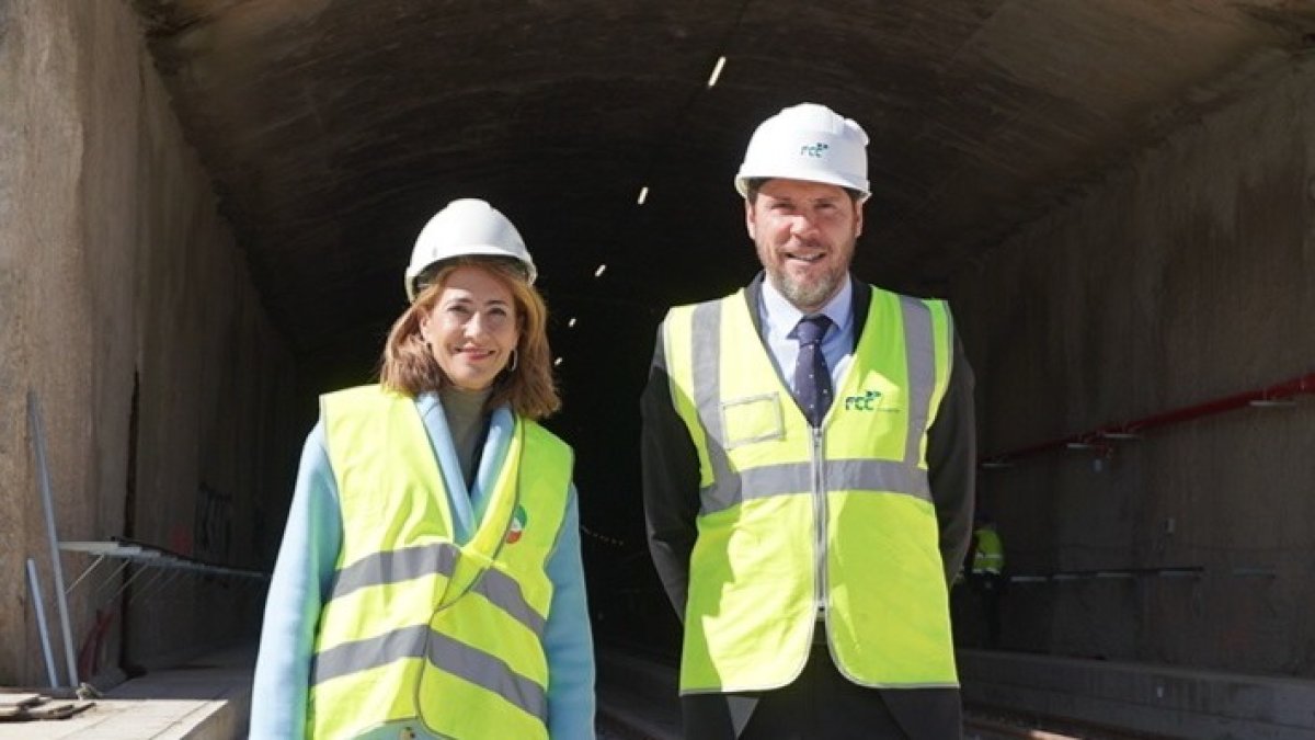 La anterior ministra de Transportes, Raquel Sánchez, junto al entonces alcalde de la ciudad, Óscar Puente. ICAL