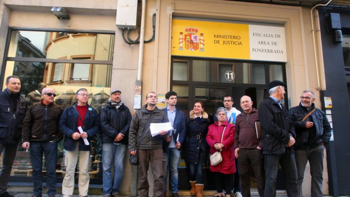 Un grupo de ciudadanos, unidos en el Comité de Defensa Civil, entregan en la sede de la Fiscalía en Ponferrada, un informe a la atención del Fiscal de la Audiencia Provincial de León para solicitar que investigue si se ha incurrido en diversos delitos en-Ical