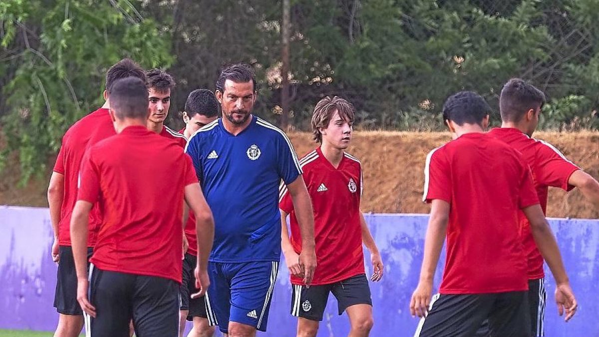 Ricardo dirige el primer entrenamiento del juvenil A.-MIGUEL ÁNGELSANTOS
