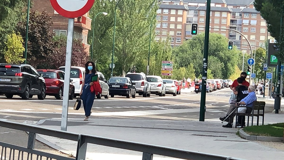 Atasco ayer a las dos de la tarde en el puente de Poniente, con el carril de bus sin uso. E. M.