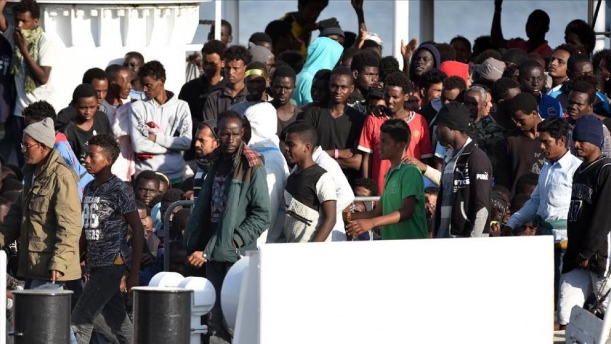Los refugiados hacen cola para desembarcar en el puerto de Catania, Sicilia.-/ AFP / GIOVANNI ISOLINO