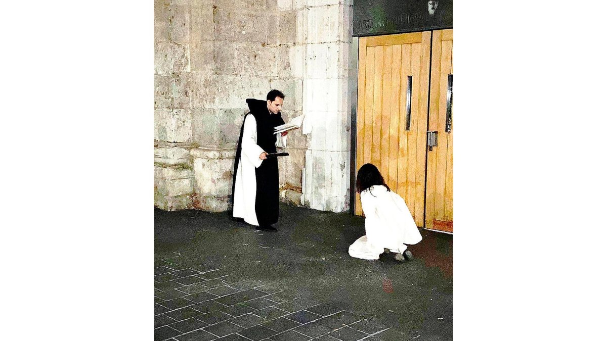 La ruta Valladolid Misterioso reserva su apoteosis para el final del circuito, en el Archivo Municipal. En este punto dos actores recrean un exorcismo a una joven, simulación de la sanación que se vivió en la ciudad en 1635, según ha podido investigar el autor de las rutas, el escritor Ángel del Pozo a través de una carta real escrita por un jesuita. La misiva dice que la doncella de 20 años fue sometida a varios exorcismos por parte de los dominicos y nombraba a tres demonios: Heltas, Loques y Jobes. En el final se desvela que no era posesión ni trastorno psíquico, aunque la solución «sorpresiva» queda para los asistentes a la ruta.