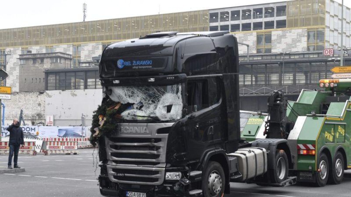 Imagen del camión que arrolló a los visitantes de un mercadillo navideño en el centro de Berlín.-RAINER JENSEN / EFE