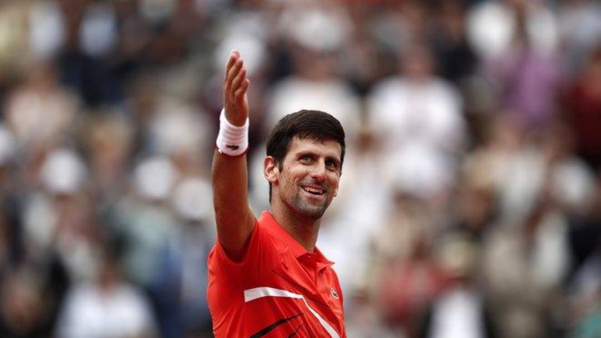 Djokovic saluda a la grada de París.-REUTERS / BENOIT TESSIER