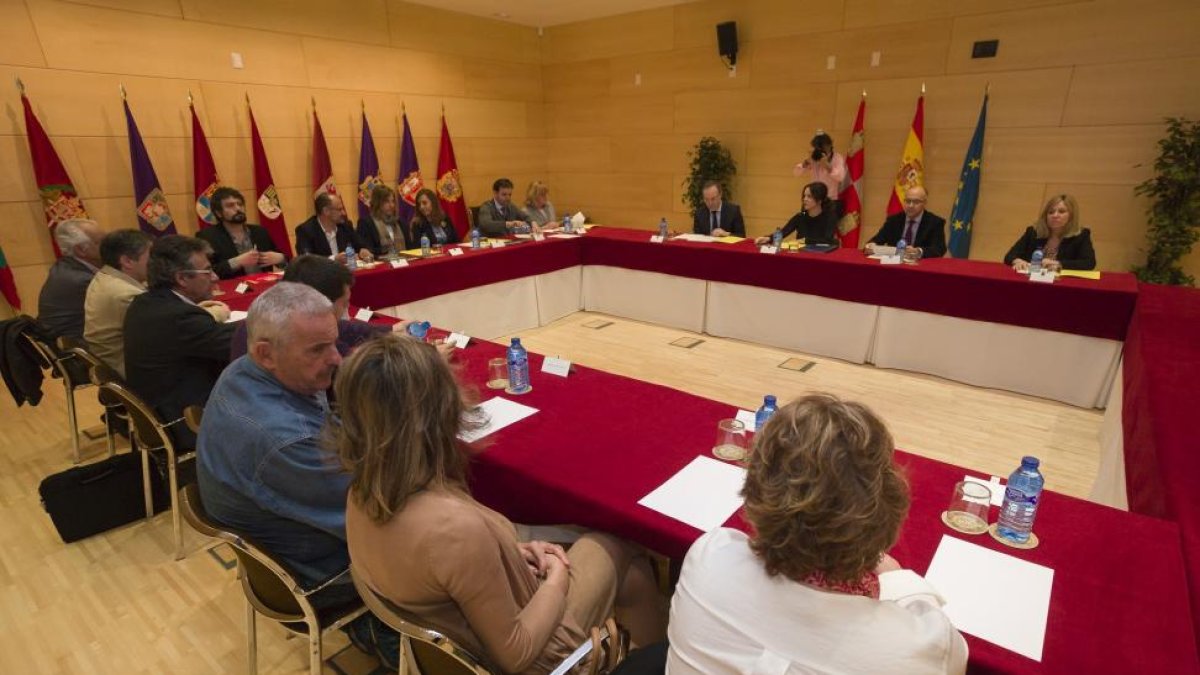 Imagen de la reunión de la reunión con la Plaraforma de Afectados por accidente delAlvia.-ICAL