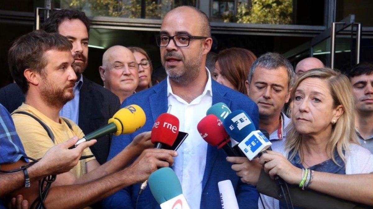 Neus Lloveras y Miguel Buch, atendiendo a los medios de comunicación.-JOSEP RAMON TORNE