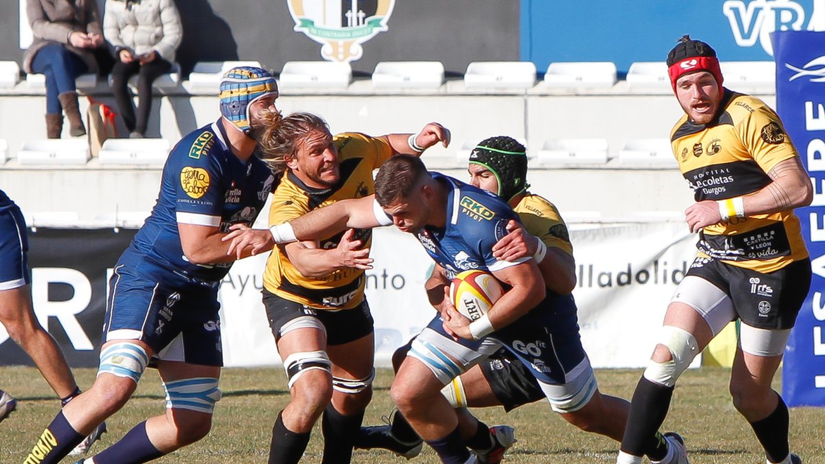 Duelo entre el VRAC y Burgos la temporada pasada en Pepe Rojo. / LOSTAU