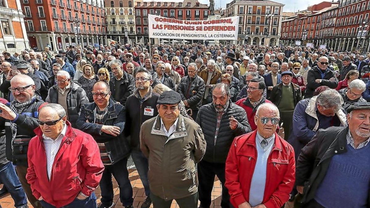Concentración de pensionistas en la plaza Mayor.-ICAL