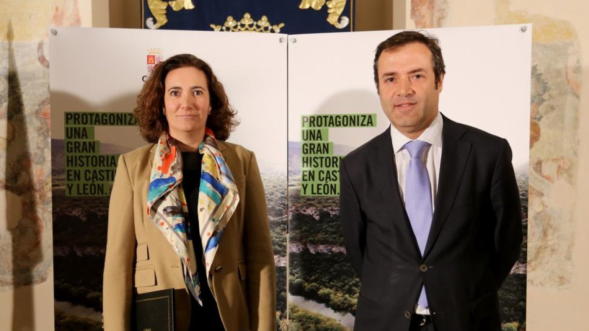 María Josefa García Cirac y el director general de Turismo, Javier Ramírez, en la presentación de Fitur 2017.-ICAL