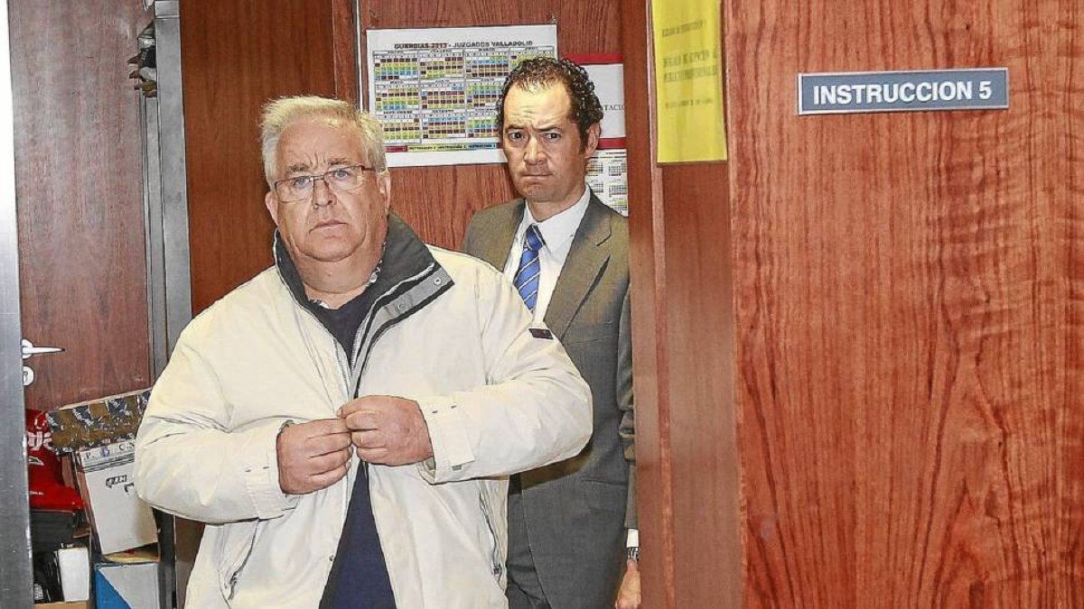 Alberto Cano y su abogado a la salida del juzgado el pasado marzo-J.M.Lostau