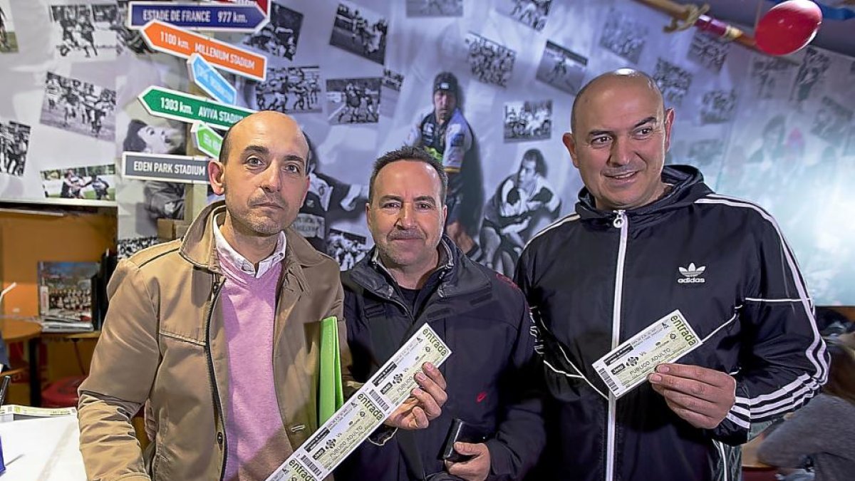 Tres aficionados, con las entradas para la final de Copa adquiridas ayer en La Central.-JOSE C. CASTILLO