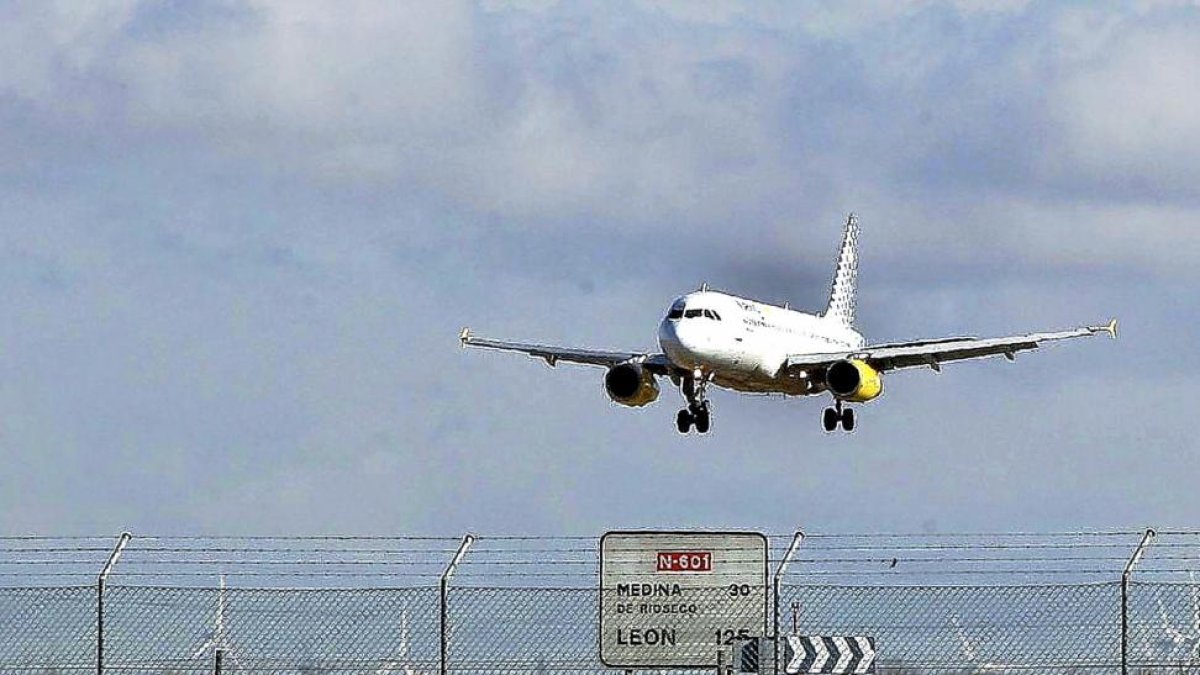 Un avión procedente de Barcelona aterriza en el aeropuerto de Villanubla.-ICAL