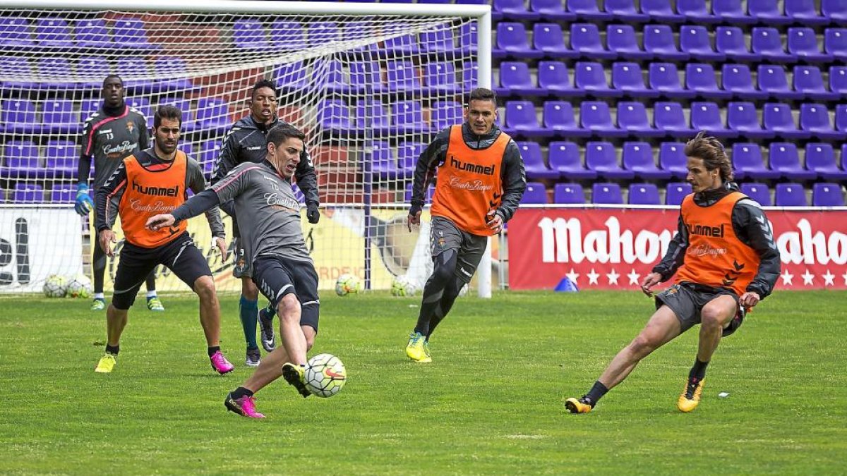 Moyano, Marcelo Silva y Rubio presionan a Óscar en el partidillo disputado ayer en Zorrilla.-MIGUEL ÁNGEL SANTOS