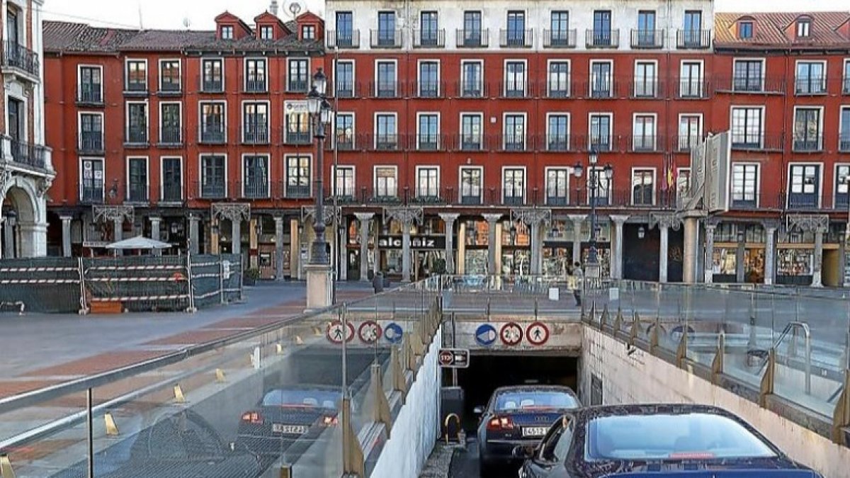 Entrada al parking de la Plaza Mayor.- E. M.