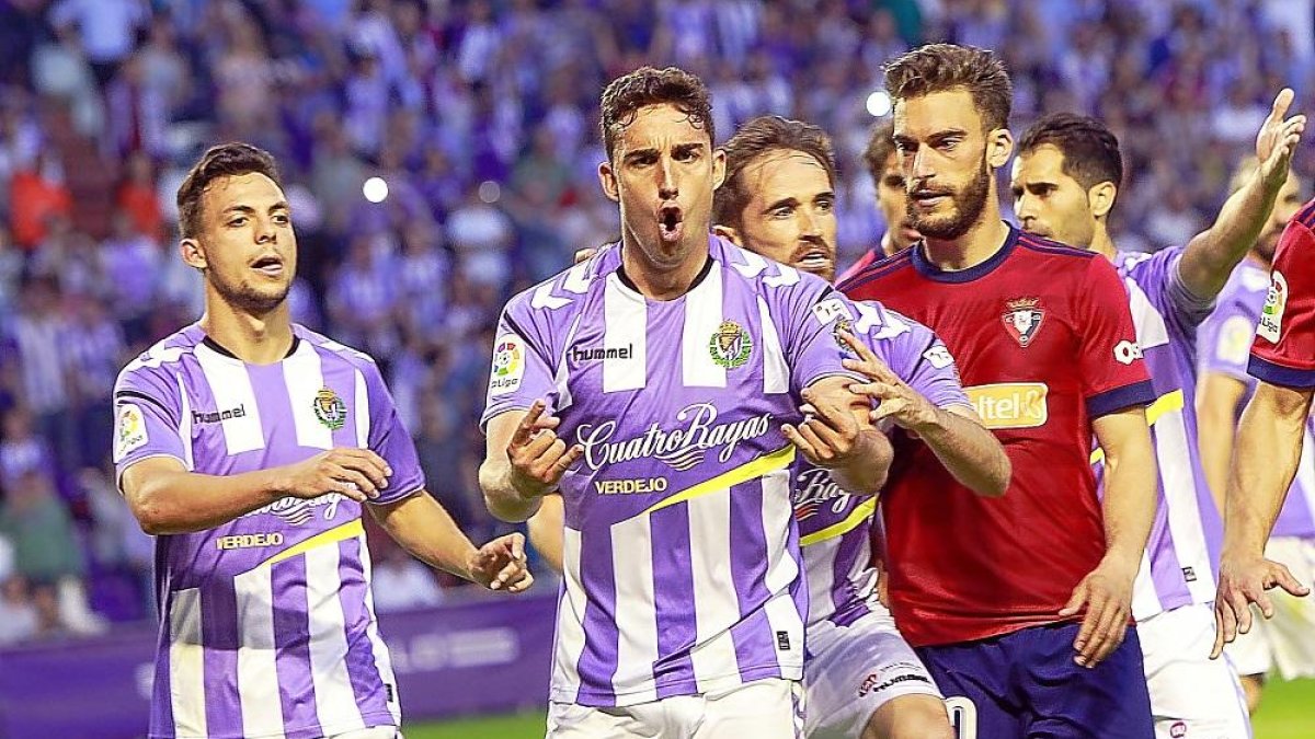 Mata celebra el último tanto de penalti lanzado por el Valladolid.-EL MUNDO