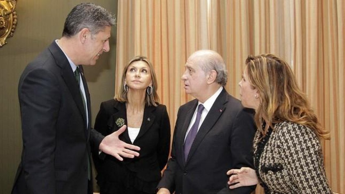 El ministro del Interior, Jorge Fernández Díaz, junto a Xavier García Albiol, María de los Llanos de Luna y Alicia Sánchez-Camacho.-EFE / MARTA PÉREZ