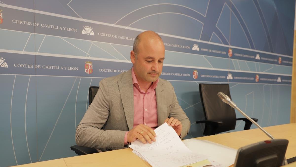 El procurador de Ciudadanos David Castaño ofrece una rueda de prensa para analizar asuntos del sector agrario de la Comunidad.-EDUARDO MARGARETO / ICAL