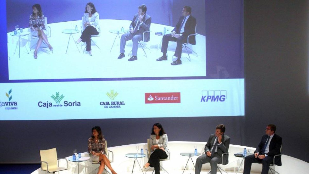 La viceconsejera de Política Económica, Begoña Hernández; la consejera delegada de CERSA Ana Vizcaíno; el presidente de Empresa Familiar de Castilla y León, Alfonso Jiménez y el presidente de Global Exchange, Isidoro J Alanís, en el XIX Foro Iberoamerican-Ical