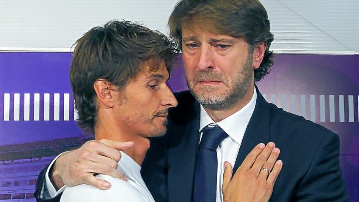 Álvaro Rubio se abraza a un emocionado Carlos Suárez durante la despedida del jugador.-J.M. LOSTAU