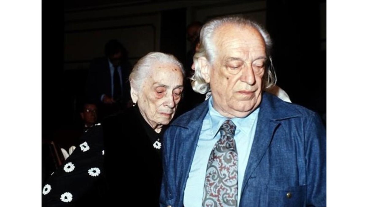 Rafael Alberti y Dolores Ibarruri, Pasionaria, en las Cortes, en 1977.-EFE